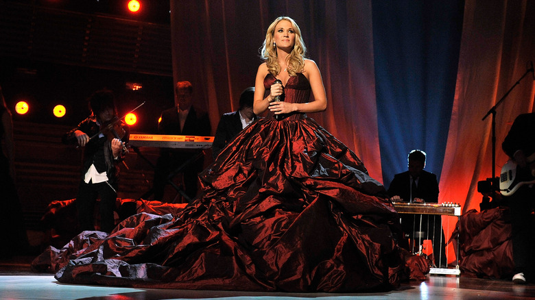 Carrie Underwood porte une robe rouge