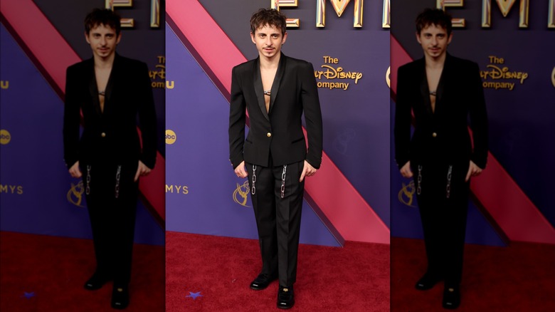 Moisés Arias en costume noir