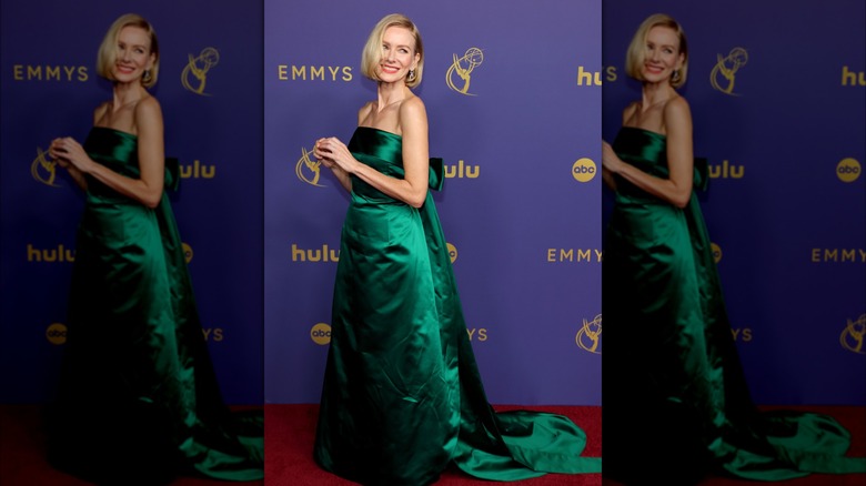 Naomi Watts porte une robe verte