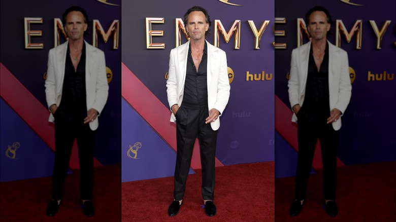 Walter Goggins portant un blazer blanc