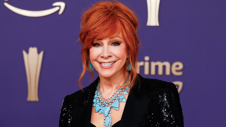 Reba McEntire porte un collier turquoise