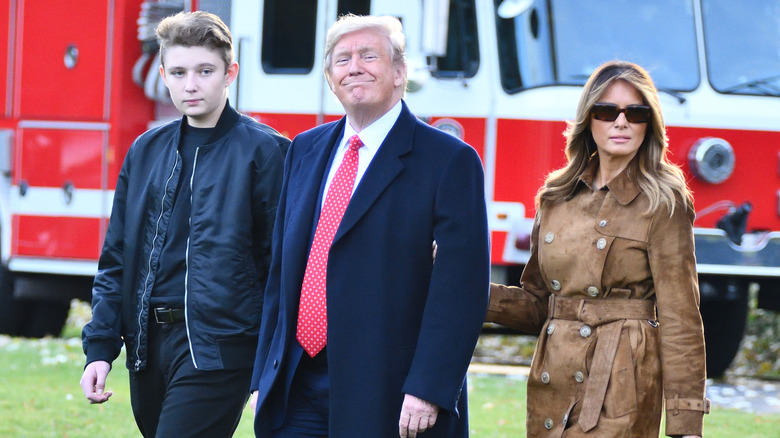 Barron Trump marche avec ses parents