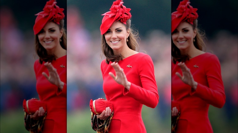 Kate Middleton porte une robe rouge et un chapeau rouge