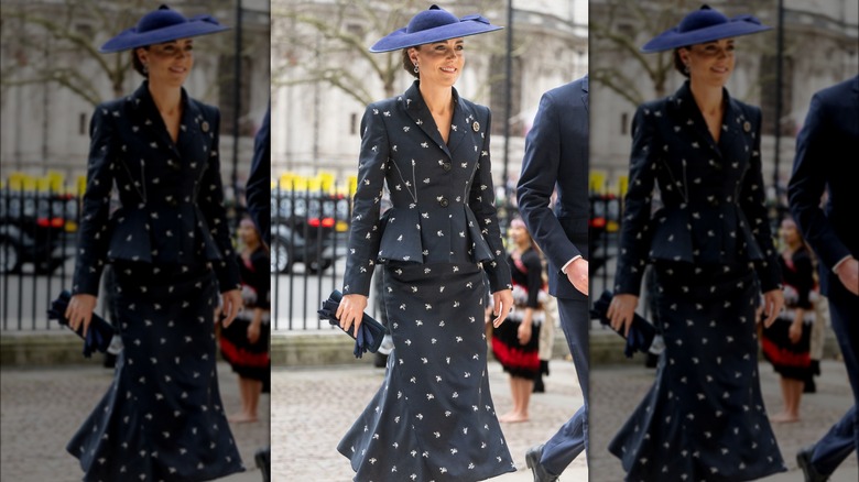 Kate Middleton porte un tailleur jupe bleu marine