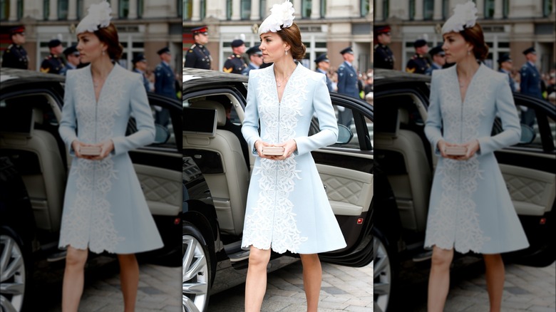 Kate Middleton porte une robe bleu pâle et un chapeau blanc