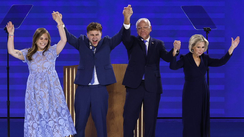 Tim Walz avec sa femme et ses enfants à la DNC 2024