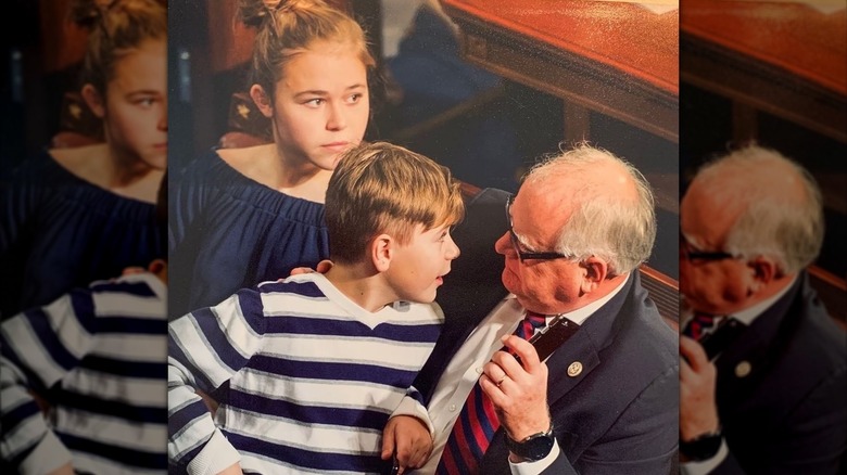 Tim Walz avec ses deux enfants