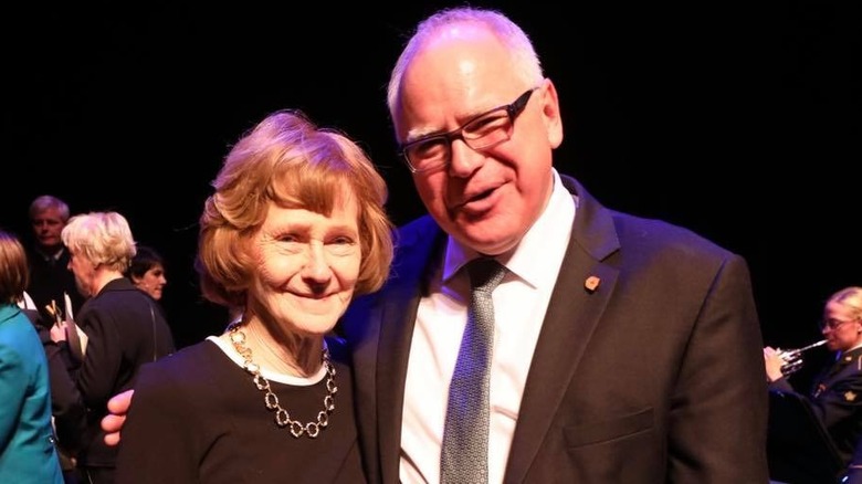 Tim Walz souriant avec sa mère