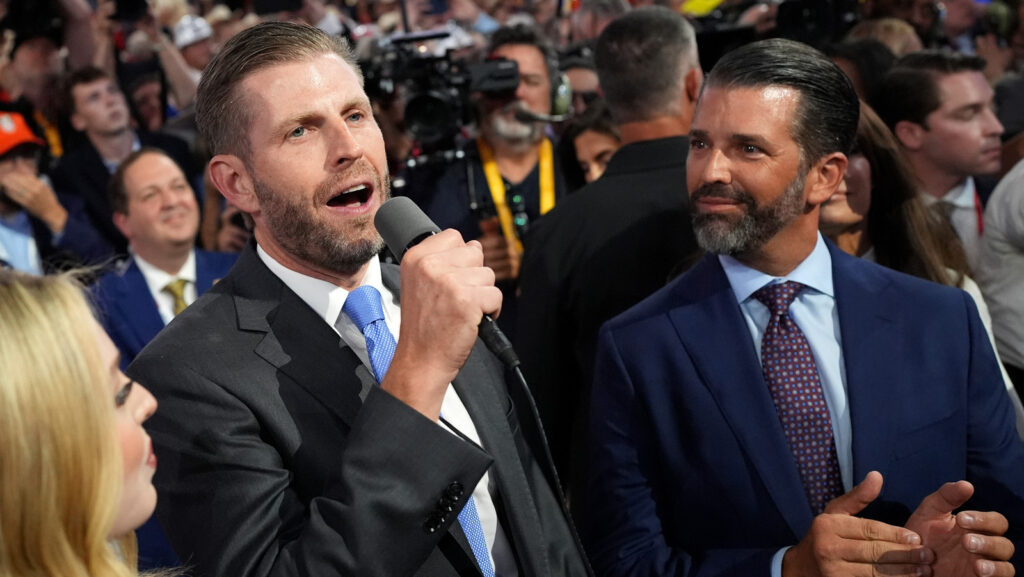 Nous avons donné aux fils de Trump le look eye-liner de JD Vance et nous ne pouvons pas détourner le regard