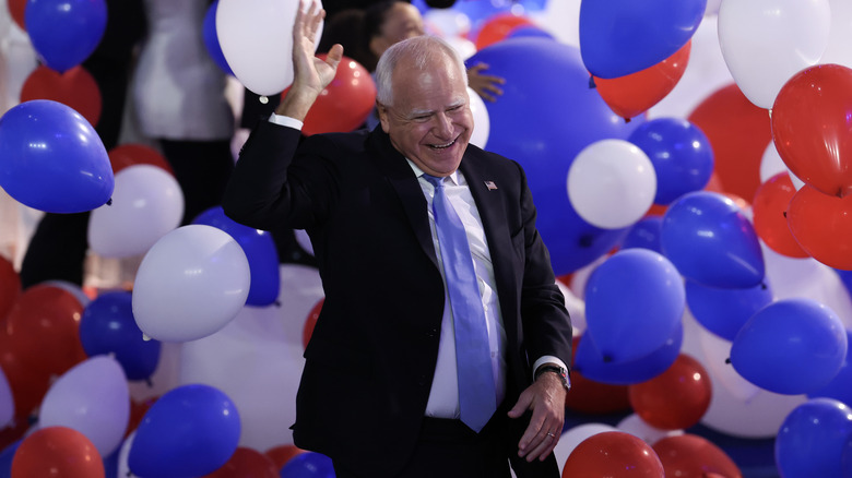 Tim Walz avec des ballons