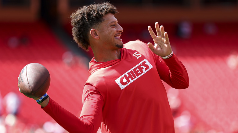 Patrick Mahomes tenant un ballon de football