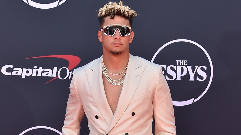 Patrick Mahomes porte des lunettes de soleil