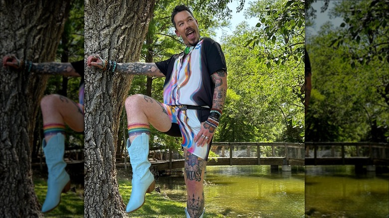 David Bromstad posant à côté d'un arbre