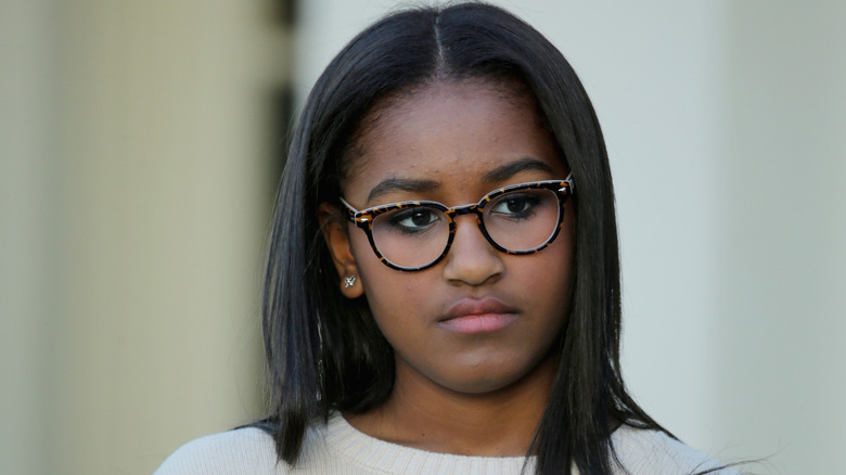 Sasha Obama porte des lunettes