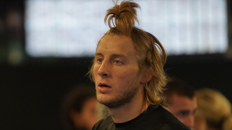 Paddy Pimblett portant une partie de ses cheveux attachés