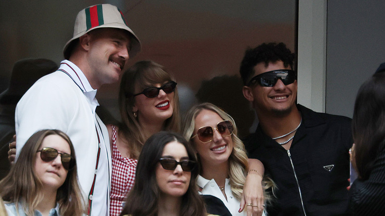 Travis Kelce et Taylor Swift avec Brittany et Patrick Mahomes