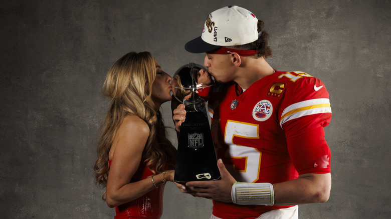 Brittany et Patrick Mahomes embrassent le trophée du Super Bowl