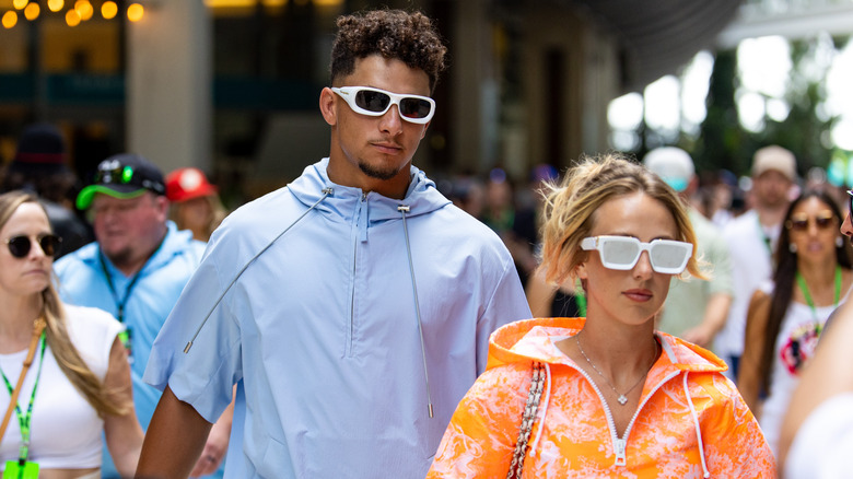 Patrick et Brittany Mahomes portant des lunettes de soleil