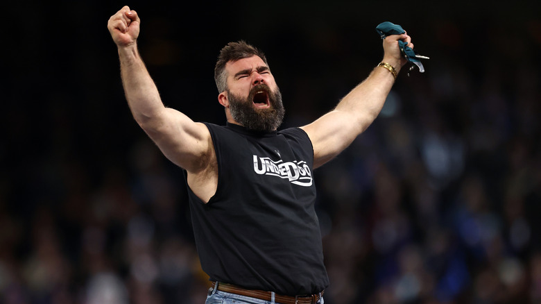 Jason Kelce lève les bras en criant