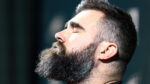 Jason Kelce pousse ses pitreries du lundi soir au football un peu trop loin