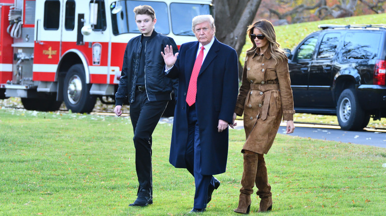 Barron, Donald et Melania Trump en marche