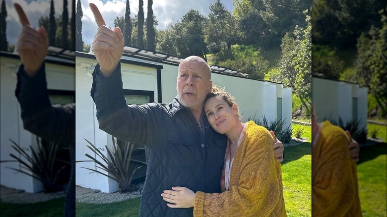 Bruce et Rumer Willis s'embrassent