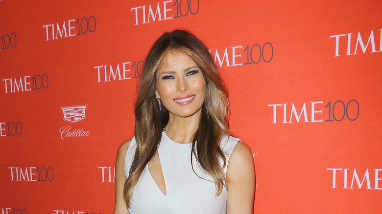 Melania Trump porte une robe blanche