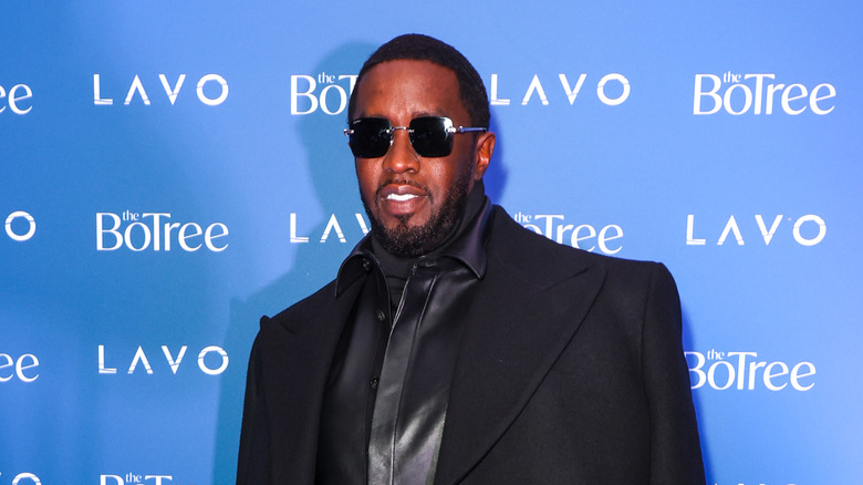 Sean Combs porte des lunettes de soleil