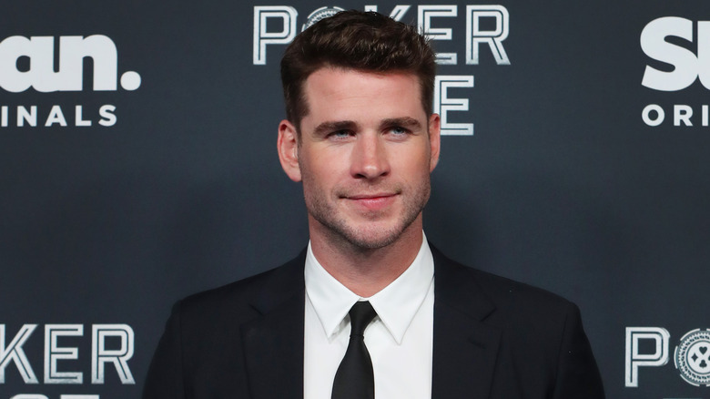 Liam Hemsworth souriant sur le tapis rouge