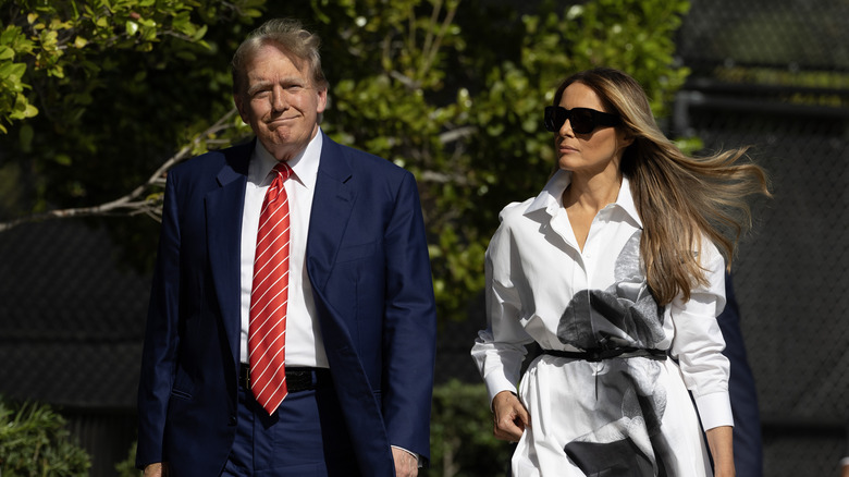 Donald et Melania Trump se promènent en plein air