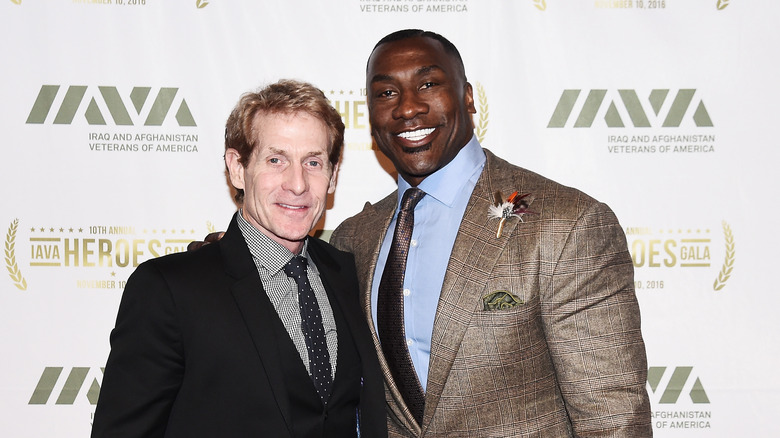 Skip Bayless pose avec Shannon Sharpe sur un tapis rouge