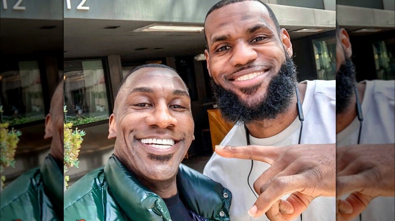 Shannon Sharpe pose pour un selfie avec LeBron James