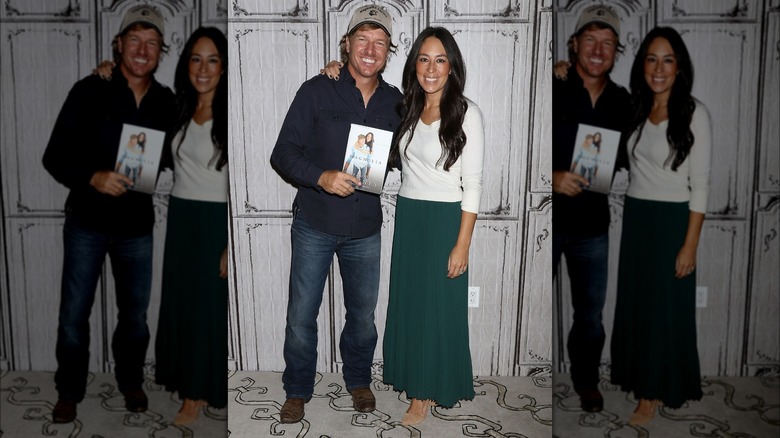 Joanna Gaines avec le bras autour de Chip Gaines