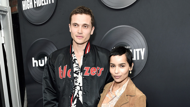 Zoe Kravitz et Karl Glusman posent