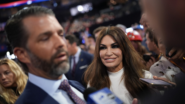 Kimberly Guilfoyle regarde Donald Trump Jr.