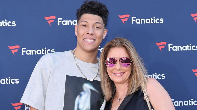 Jackson et Randi Mahomes sur le tapis rouge