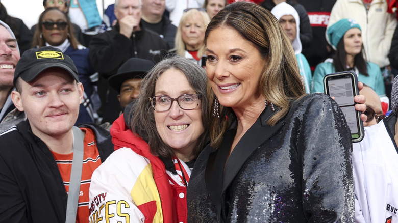 Randi Mahomes pose avec ses fans