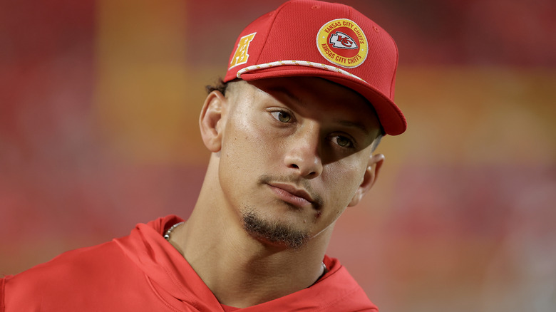 Patrick Mahomes portant une casquette des Chiefs sur le terrain