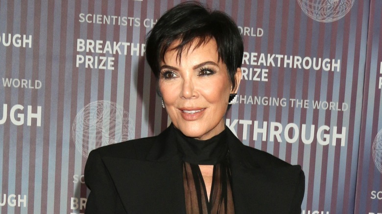 Kris Jenner souriante sur le tapis rouge