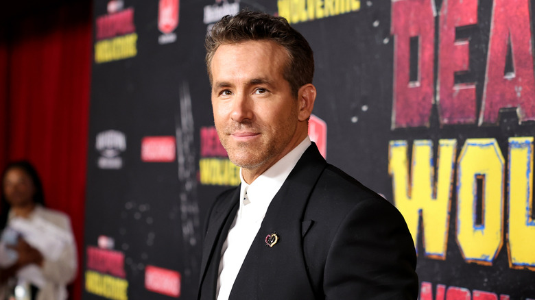 Ryan Reynolds porte une veste noire et une chemise à col blanc à la première de Deadpool et Wolverine