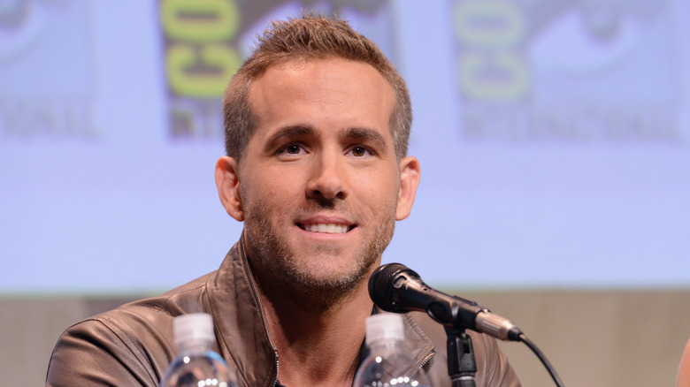 Ryan Reynolds porte une veste en cuir marron lors du panel du Comic Con