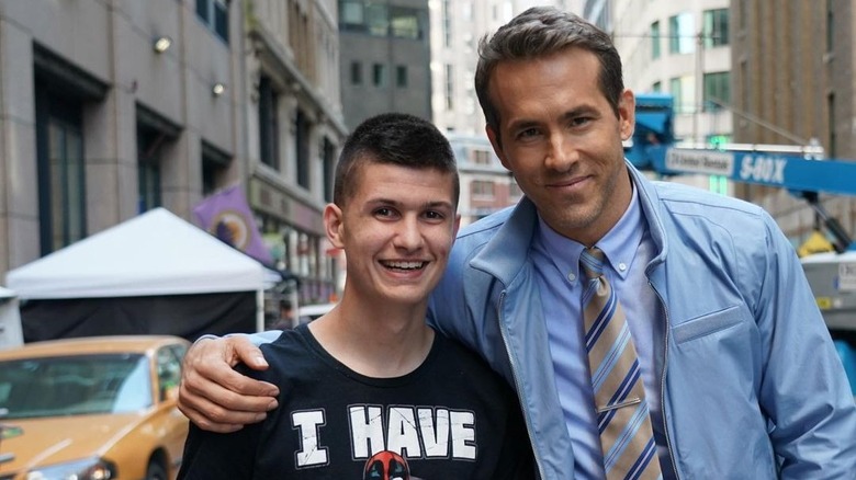 Ryan Reynolds pose avec un bénéficiaire de la Fondation Make-A-Wish