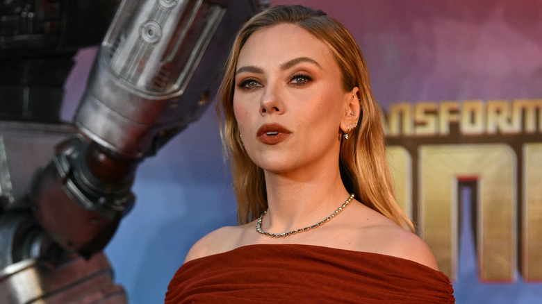 Scarlett Johansson portant du maquillage foncé et du rouge à lèvres