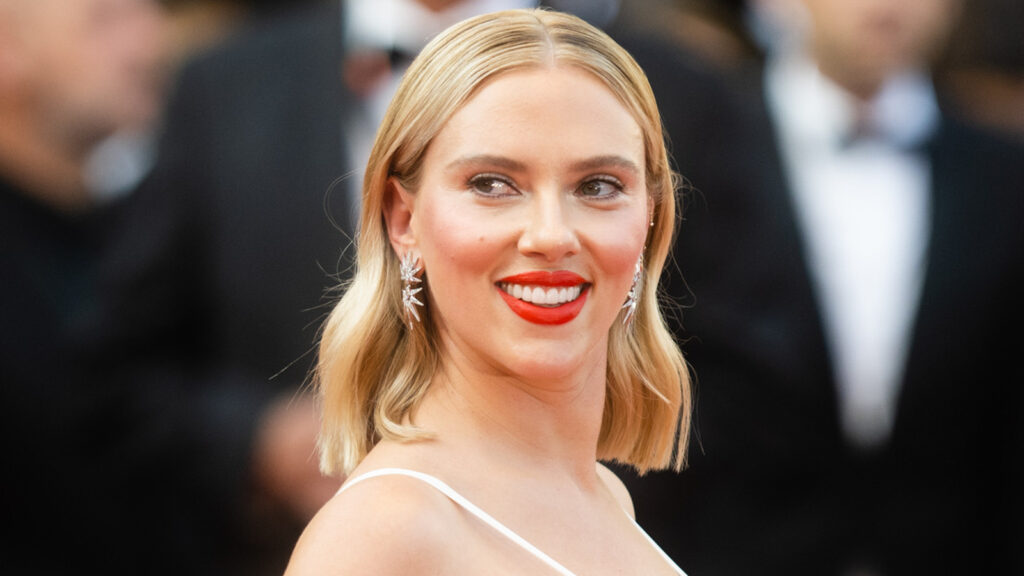 Ce maquillage raté fait paraître Scarlett Johansson deux fois plus âgée