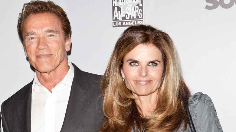 Arnold Schwarzenegger et Maria Shriver souriant sur le tapis rouge