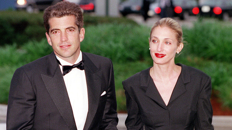 John Kennedy Jr. et Carolyn Bessette posant ensemble