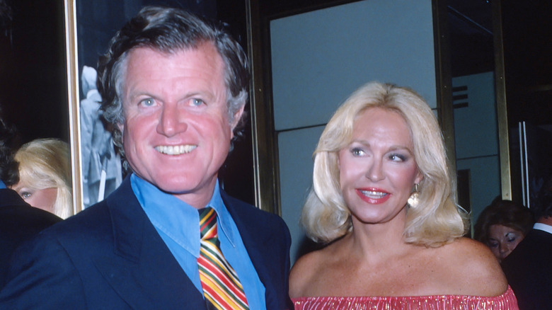 Joan Bennett pose avec Ted Kennedy