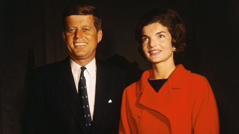 John et Jackie Kennedy posant ensemble à la Maison Blanche