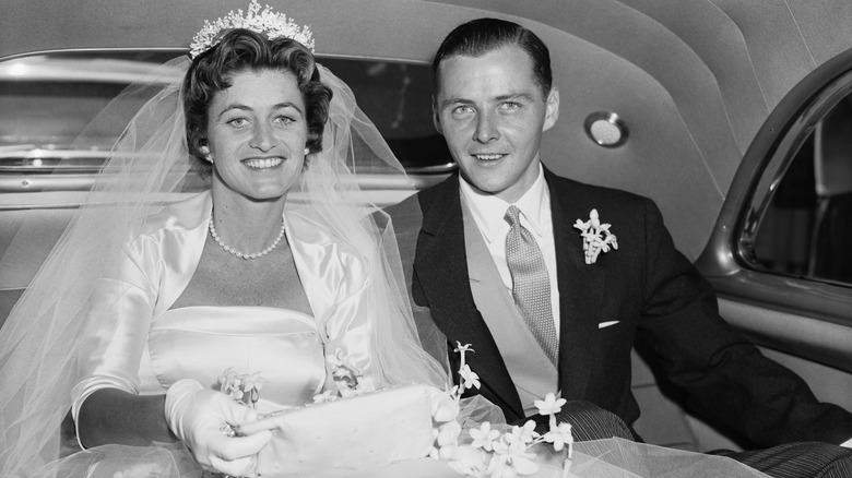 Jean Kennedy pose avec Stephen Smith dans une voiture