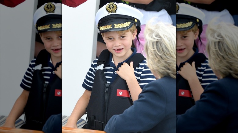 Le prince George portant le chapeau de capitaine